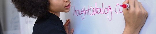 Show teacher writing on whiteboard nl